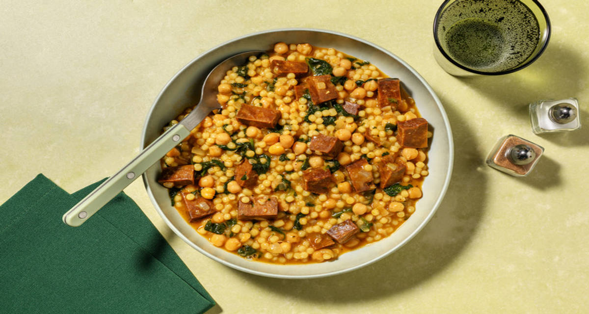 Guiso de seitán al ajillo con cuscús perlado con garbanzos y espinacas