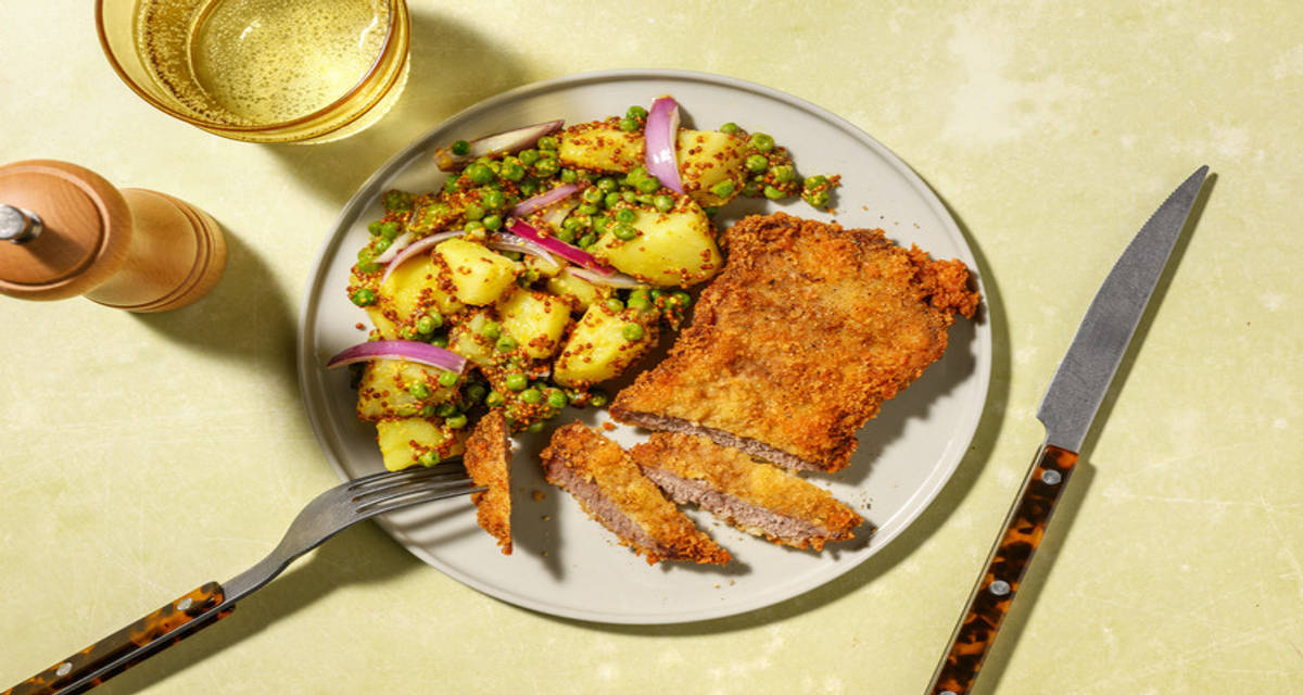 Wiener Schnitzel: extra de ternera rebozada en panko con ensalada de patata y guisantes en aderezo de mostaza