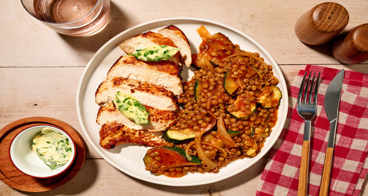 Poulet grillé & beurre persillé comme au bistro avec une poêlée de lentilles & courgettes