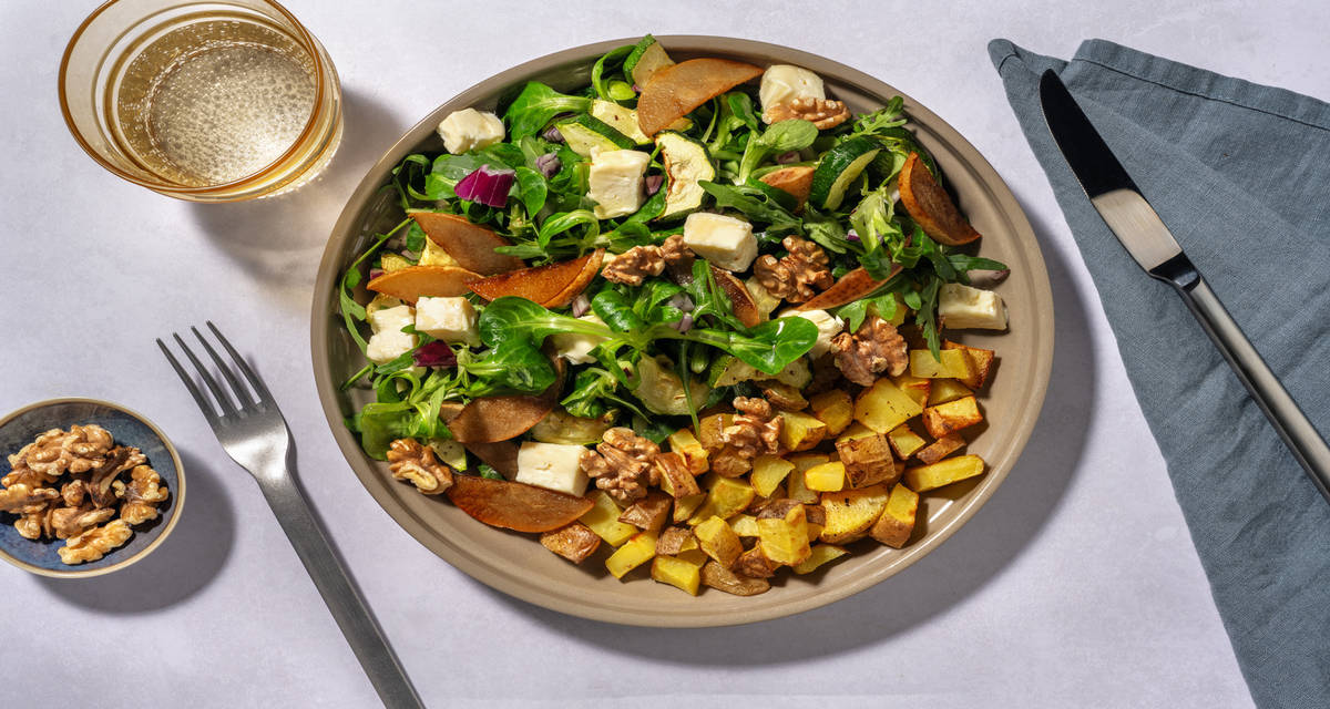 Salade à la poire caramélisée et taleggio pommes de terre rôties, courgette et noix