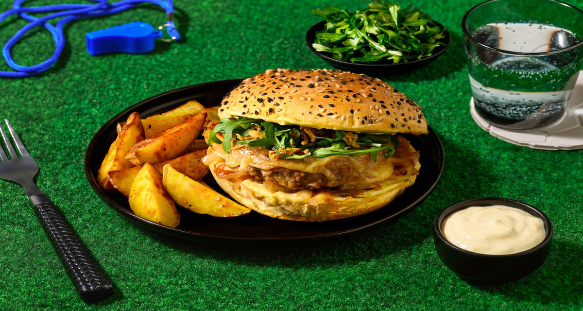 L'Arena Burger : cantal AOP & potatoes garni d'un steak végétal & d'oignons frits