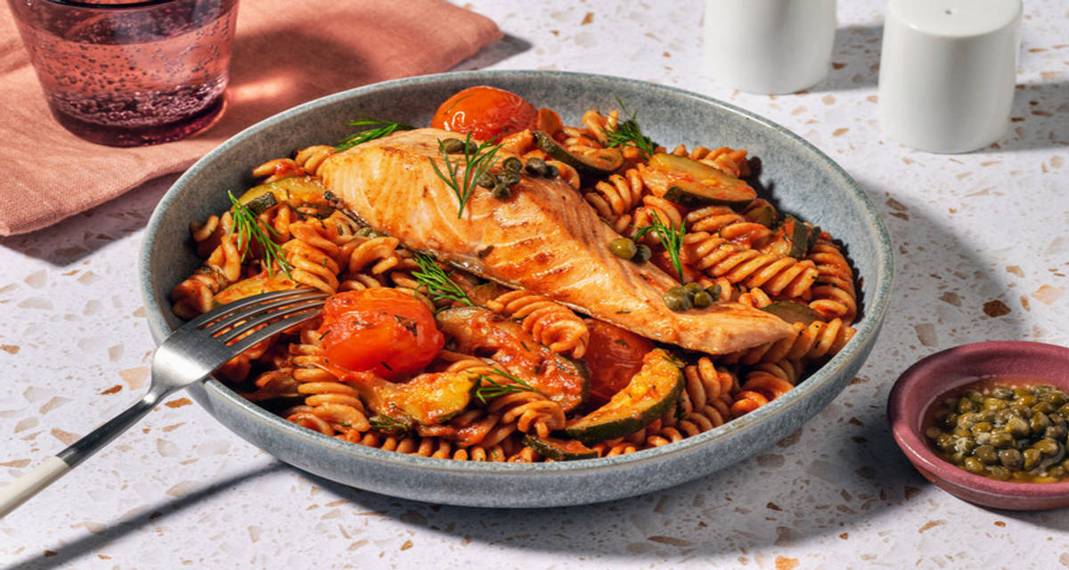 Saumon en sauce au beurre câpres-citron & aneth fusilli complets en sauce tomate et courgette