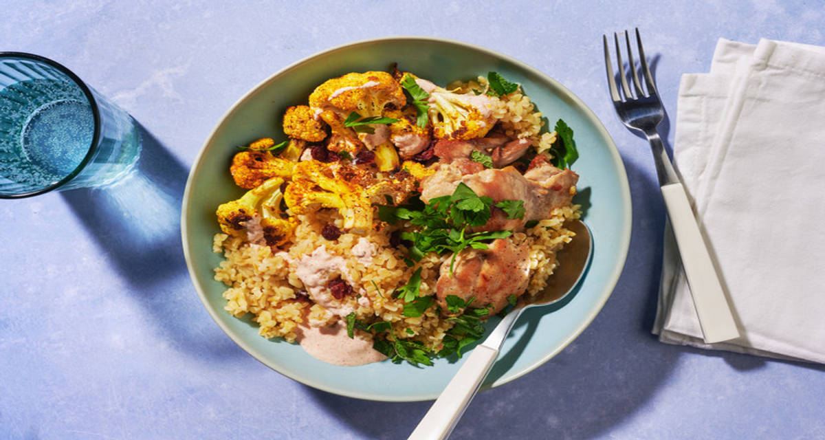 Émincés de cuisse de poulet & chou-fleur boulgour aux raisins secs, yaourt et herbes fraîches