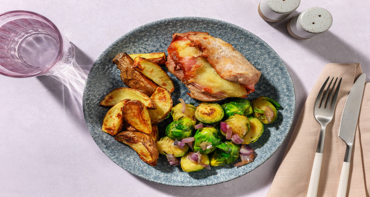 Filet mignon de porc farci au jambon & fromage choux de Bruxelles et pommes de terre au four
