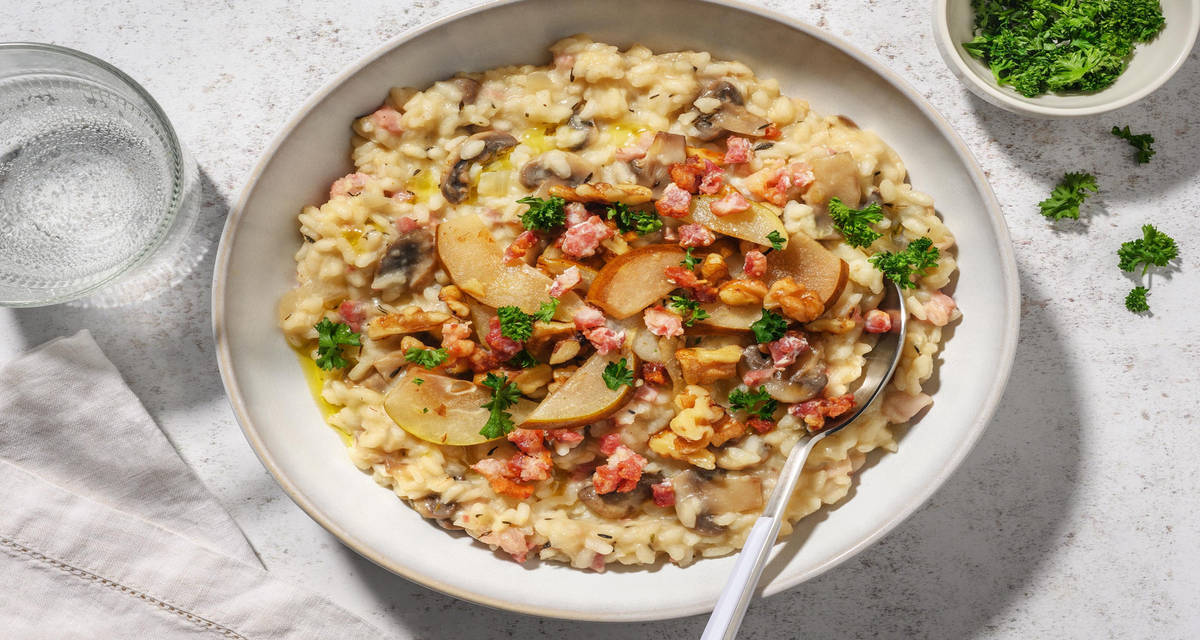 Risotto à la poire caramélisée, lardons et gouda champignons, noix et persil
