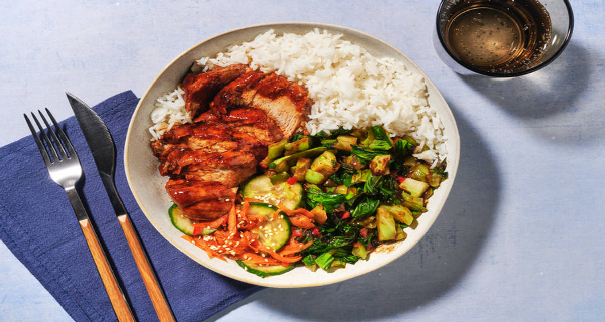 Char Siu-kip met pikante paksoi met rijst en sesam-komkommersalade
