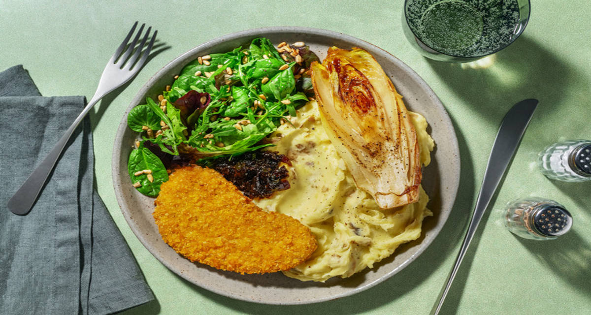 Schnitzel au fromage & chicon caramélisé chutney d'oignon, purée de pommes de terre et mesclun