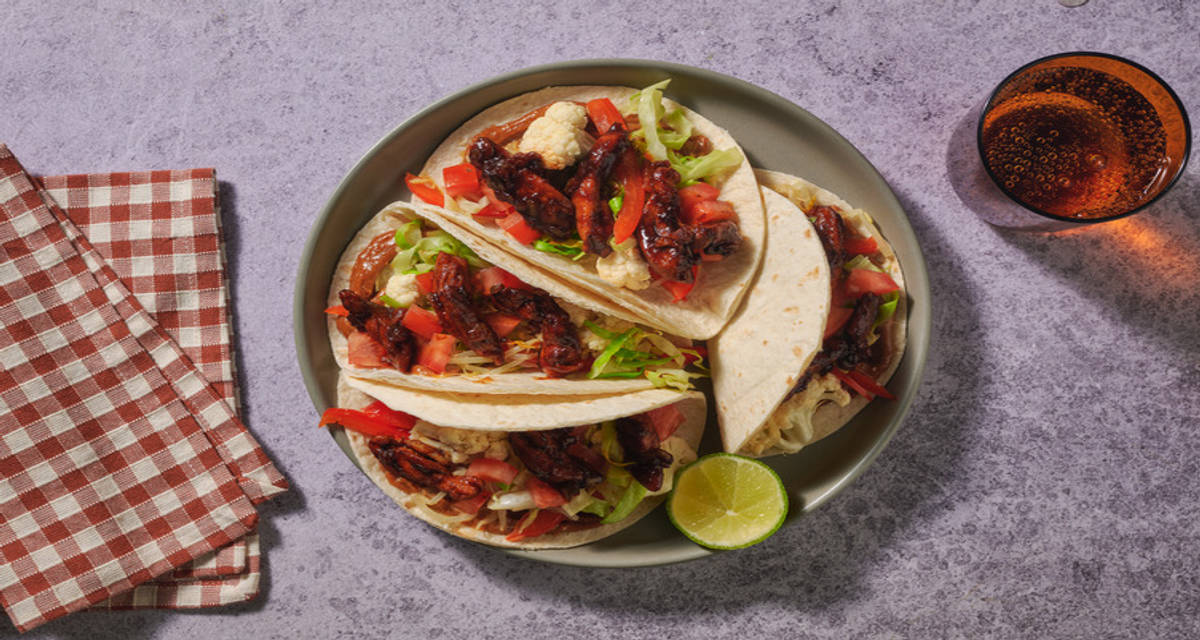Tacos fusion au poulet sauce saté, atjar & citron vert sauce à la cacahuète acidulée et oignons croustillants