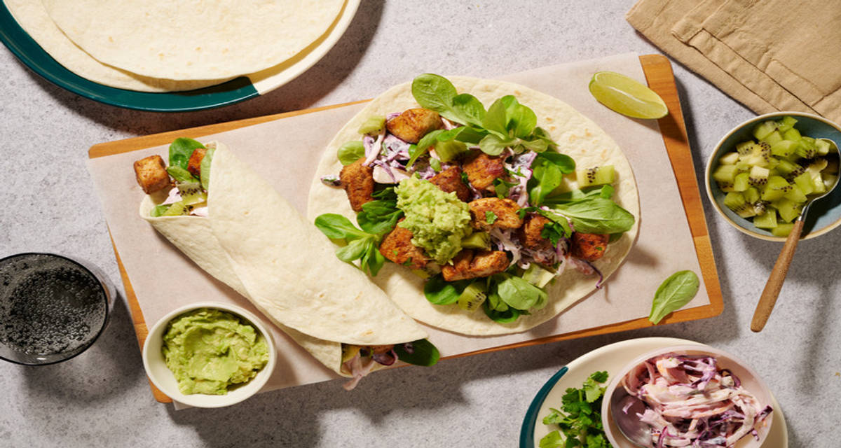 Wraps de poulet, kiwi & avocat écrasé slaw multicolore, mâche, coriandre et citron vert