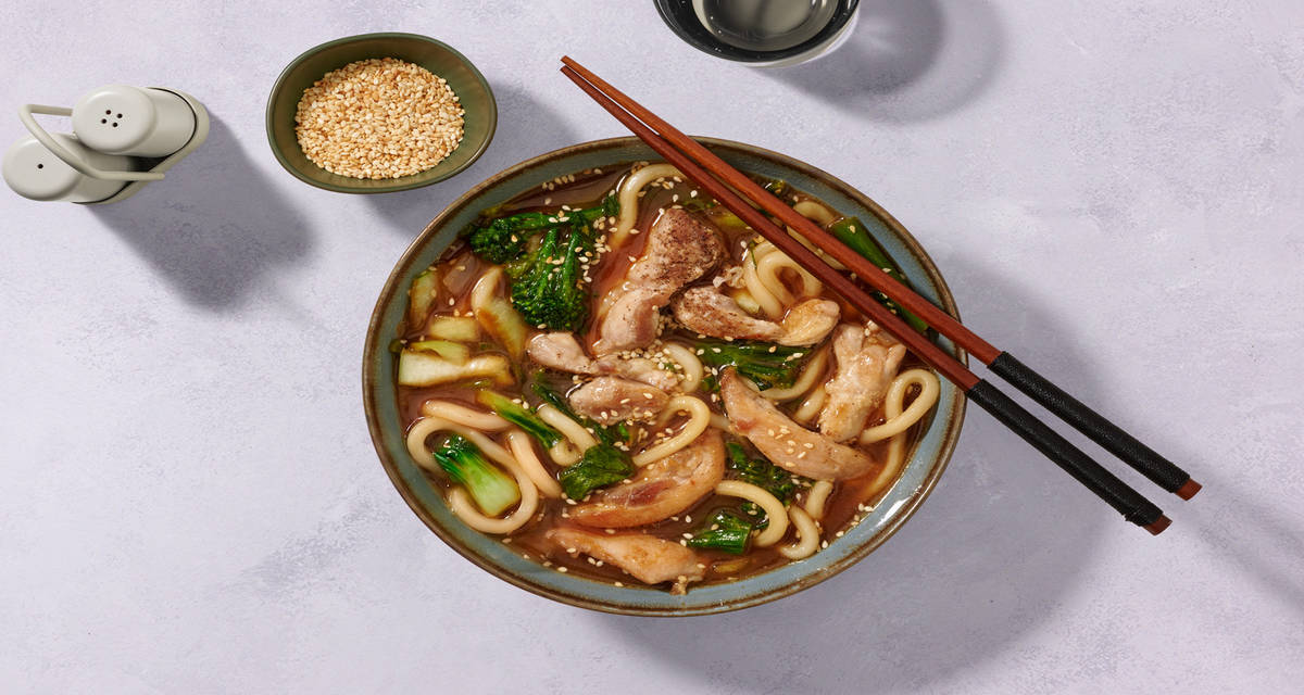 Teriyaki-udonsoep met kip en broccolini met paksoi, miso, limoen en sesamzaadjes