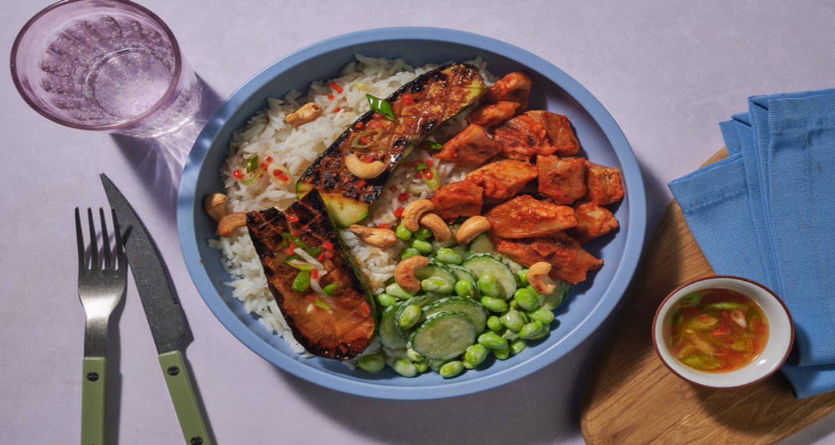 Plantaardige kip met miso-courgettebootjes met rijst, sojabonensalade en pittige bosui-salsa