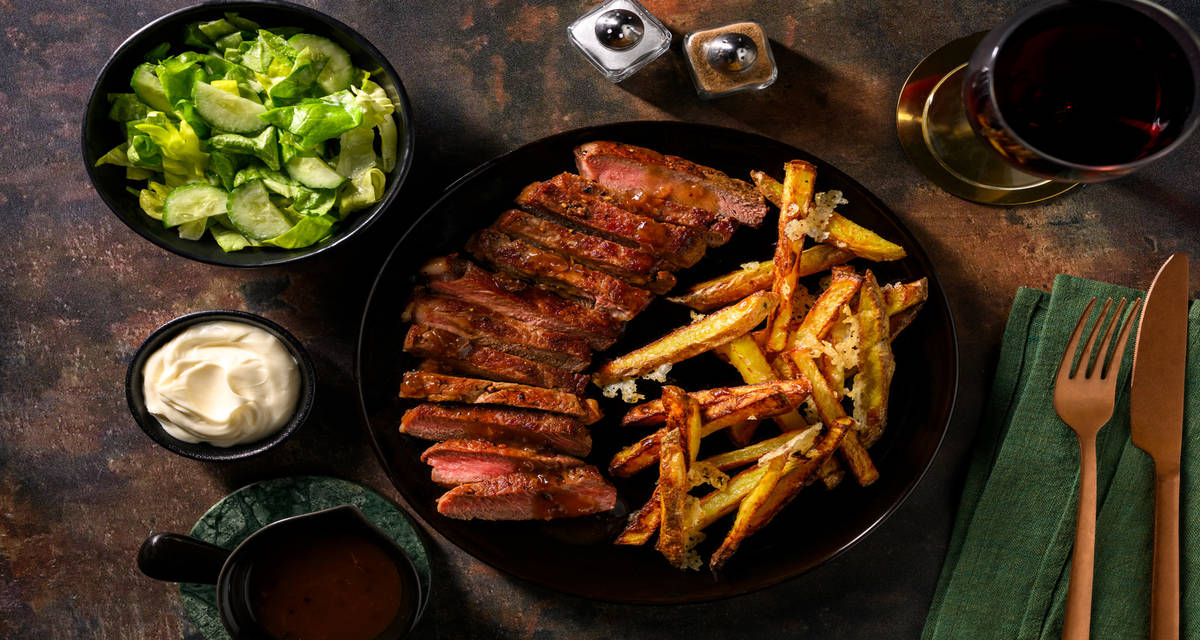 Entrecôte & frites parmesan parfumées à la truffe jus de veau et salade de concombre
