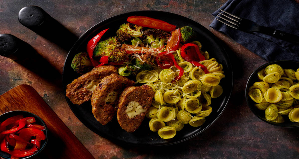 Mozzarella-gehaktbrood met romige pesto-orecchiette met basilicum, gestoofde paprika’s en geroosterde broccoli