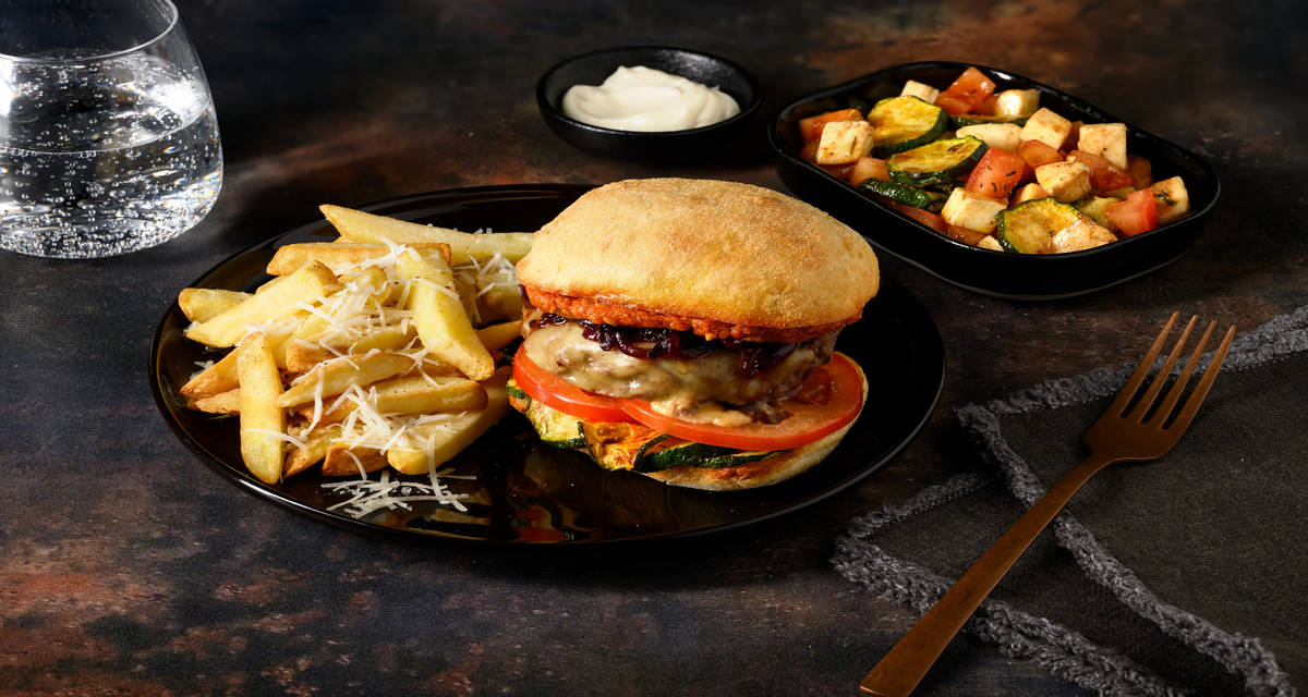 Cheeseburger à l'italienne frites, pesto et Parmigiano Reggiano