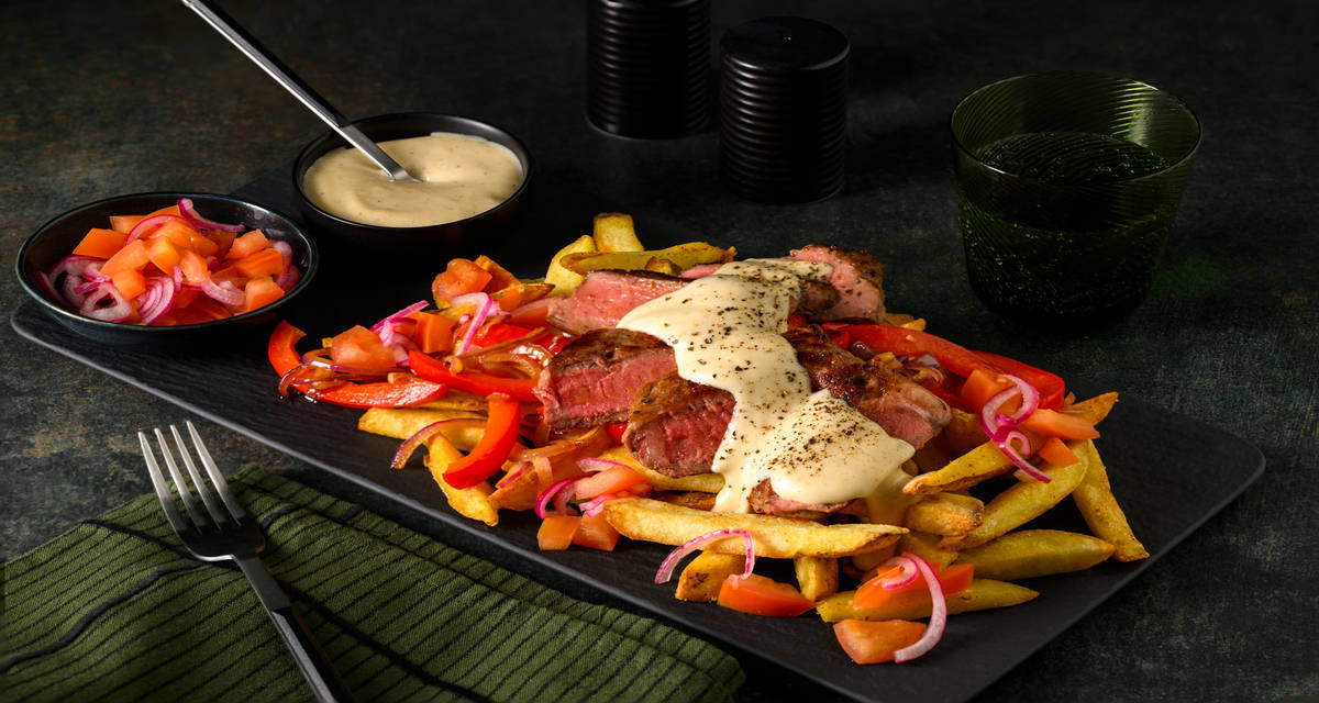 Frites garnies de Philly Cheesesteak poivron, oignon mariné et épices pour BBQ