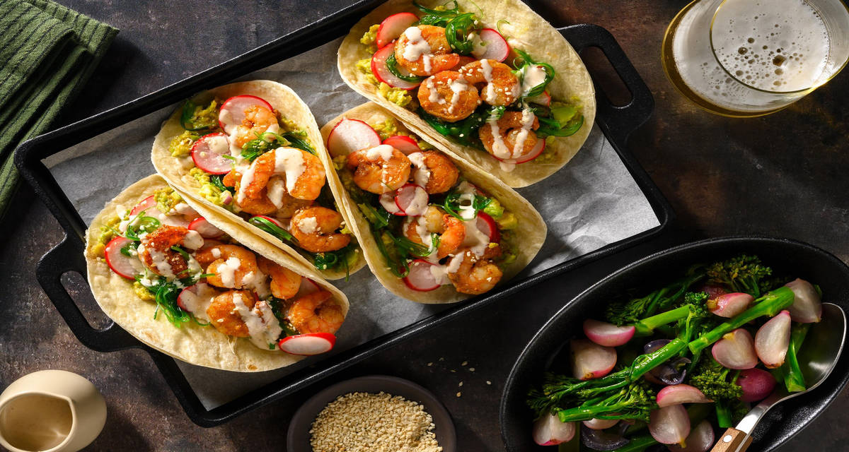 Tacos fusion aux crevettes, wakamé & avocat mayo au pili-pili & salade de broccolini en vinaigrette au miso