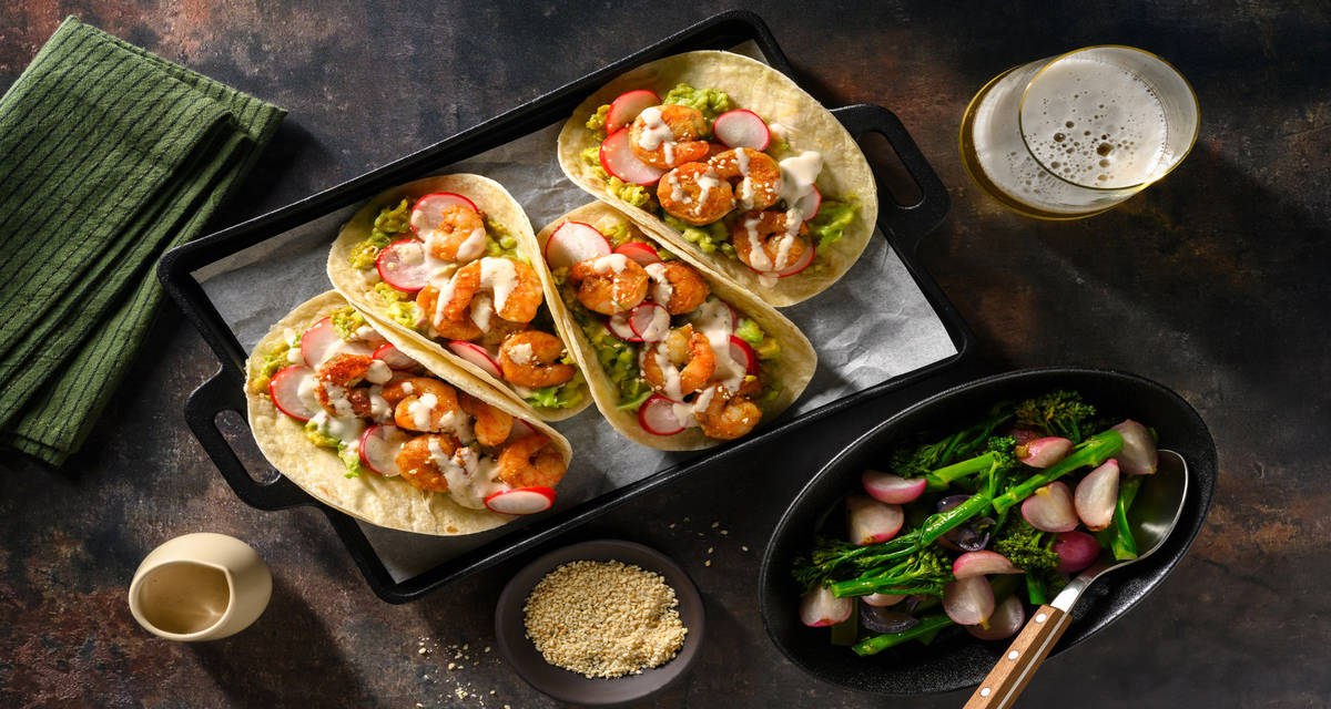 Fusion taco's met scampi's, zeekraal en avocado met piri-piri-mayonaise en broccolinisalade met misodressing