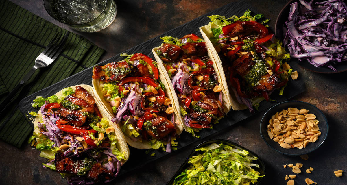 Tacos fusion au porc laqué & slaw à la harissa zhoug, cacahuètes & sauce à l'asiatique