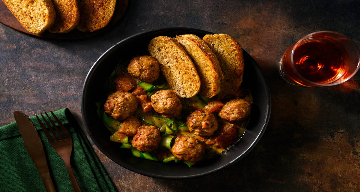 Hertengehaktballetjes in romige tomatensaus met courgettelinten, Parmigiano Reggiano en ciabatta