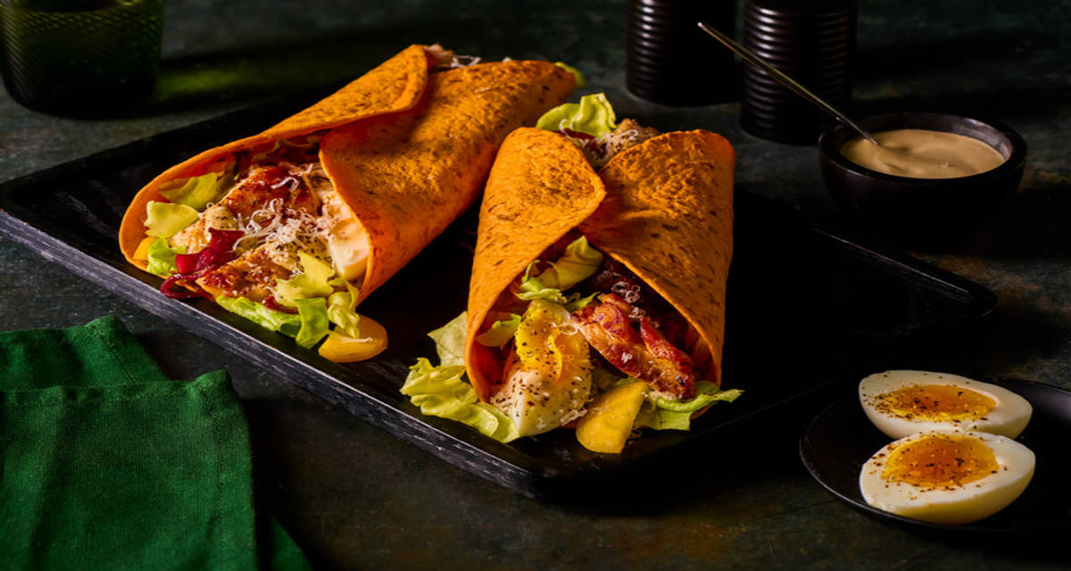 Caesar-saladewraps met kip en Parmigiano Reggiano met worteltortilla’s, zachtgekookte eieren en salade