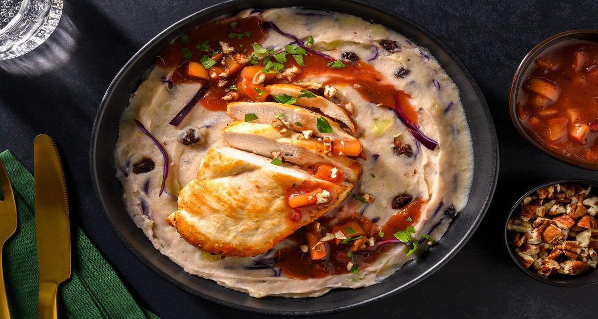 Filet de poulet au jus de pomme & cranberries, noix de pécan chou rouge et purée de panais