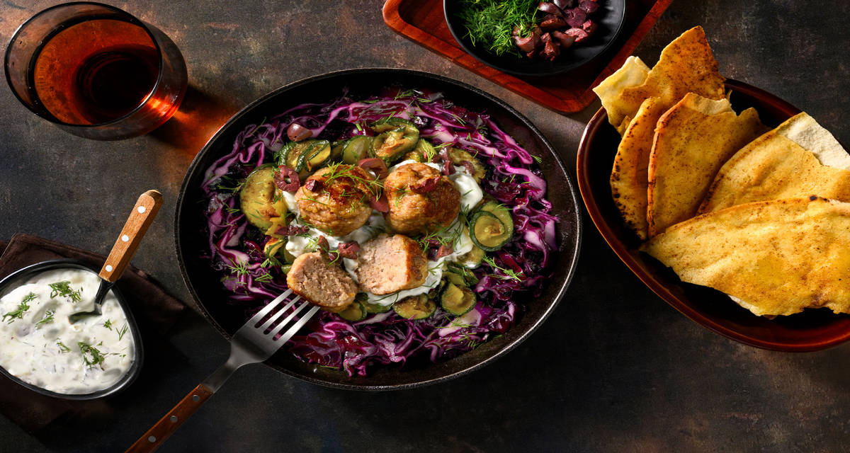 Bowl de boulettes de poulet, olives et tzatziki à la grecque avec pain plat et slaw de chou rouge