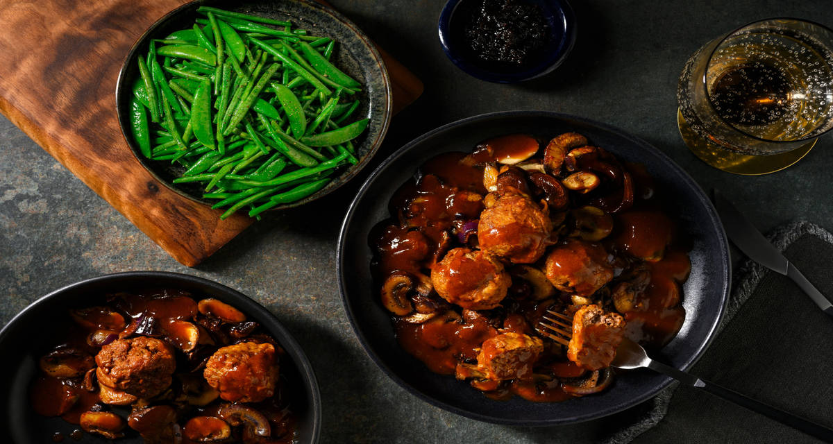 Boulettes de cerf et pois sugar-snaps champignons blonds & chutney d'oignon