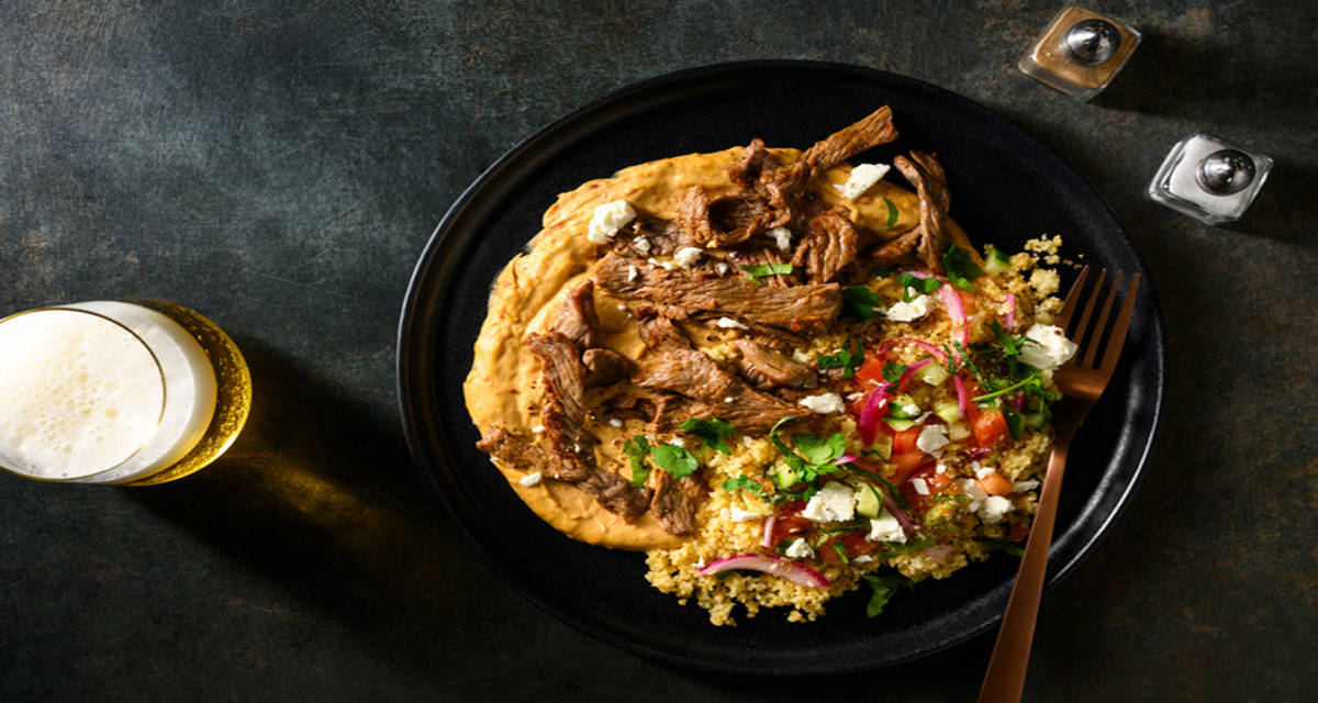 Bowl de steak, feta & houmous au poivron pointu zaatar, herbes fraîches et citron vert