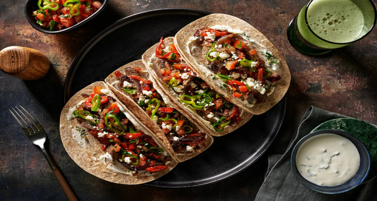 Fajitas de steak, feta & salsa de tomate épicée poivron pointu, mayonnaise à la menthe et citron vert