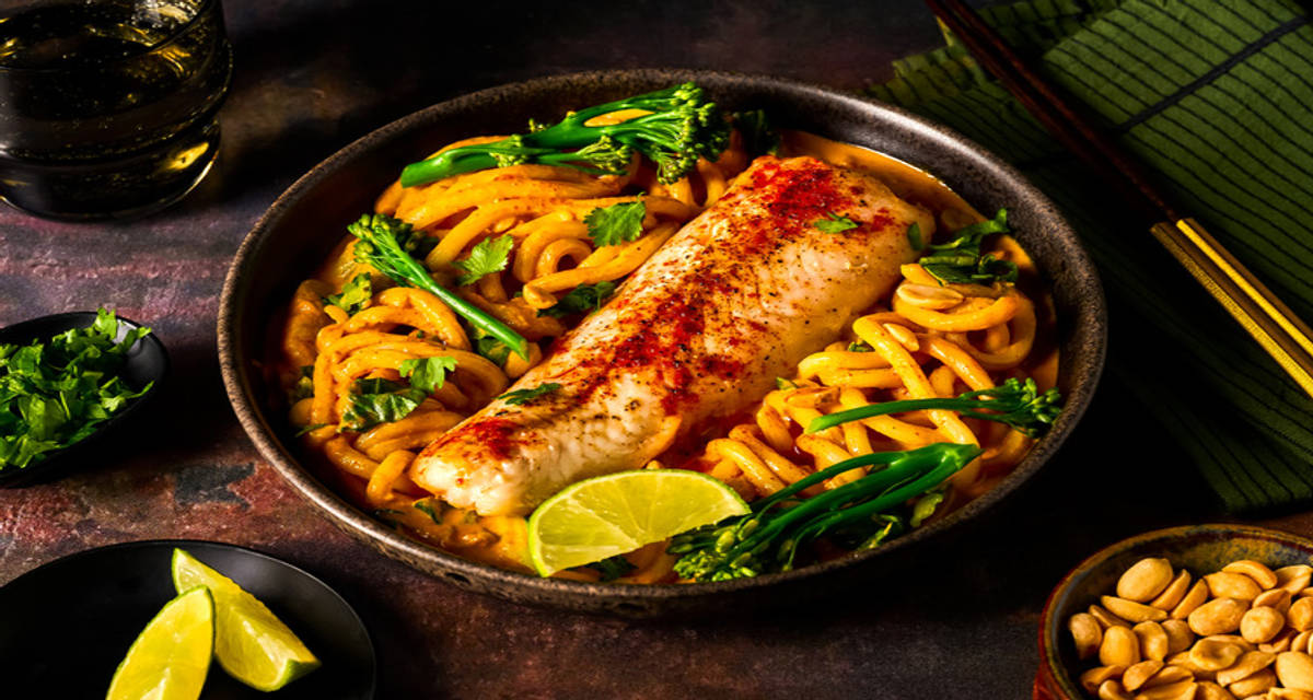 Pangasius, nouilles coco, cacahuètes & huile pimentée sauce au curry jaune, pak-choï et coriandre