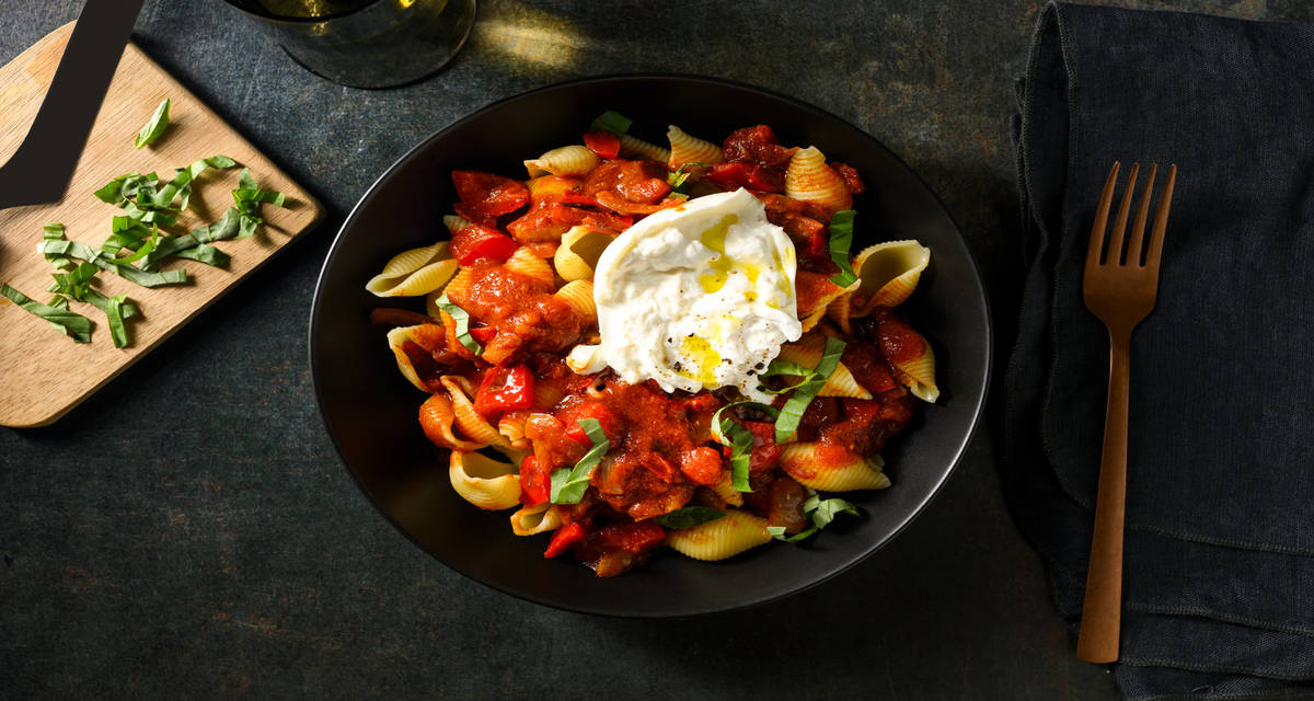 Conchiglie fumées garnies de burrata & basilic poivron et pecorino