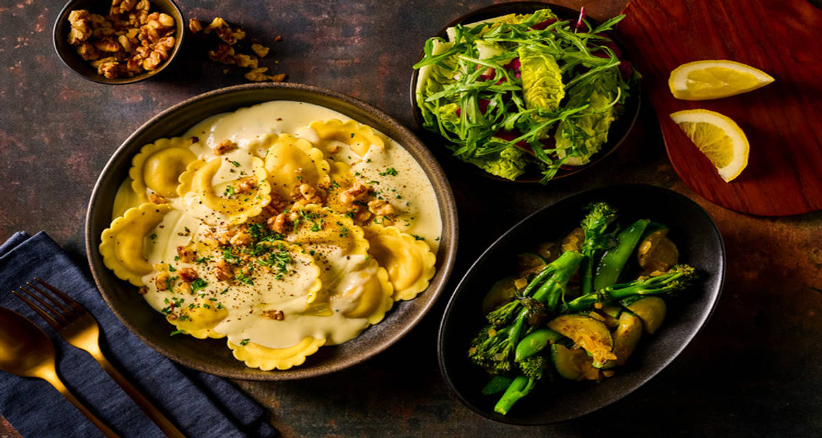 Paddenstoelengirasoli in blauwekaassaus met broccolini, peultjes, walnootstukjes en salade