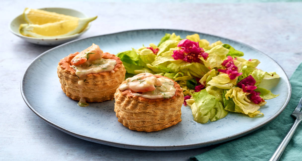 Vol-au-vents met scampi's met romige preisaus, uiencompote, dille en salade