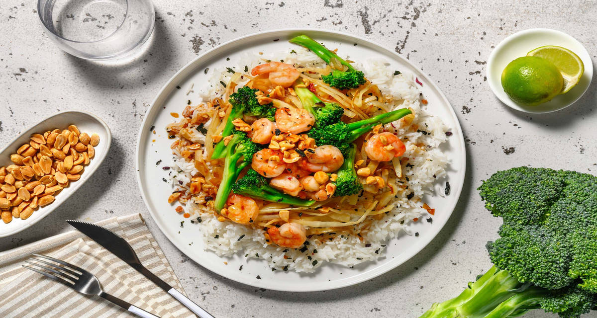 Crevettes en vinaigrette au gingembre et citron vert brocoli et chou pointu au wok, riz et cacahuètes