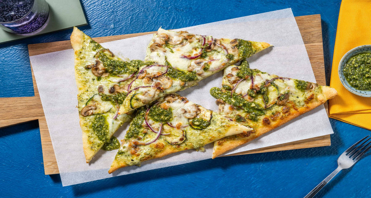 Pizza bianco met courgette en groene pesto met crème fraîche en champignons