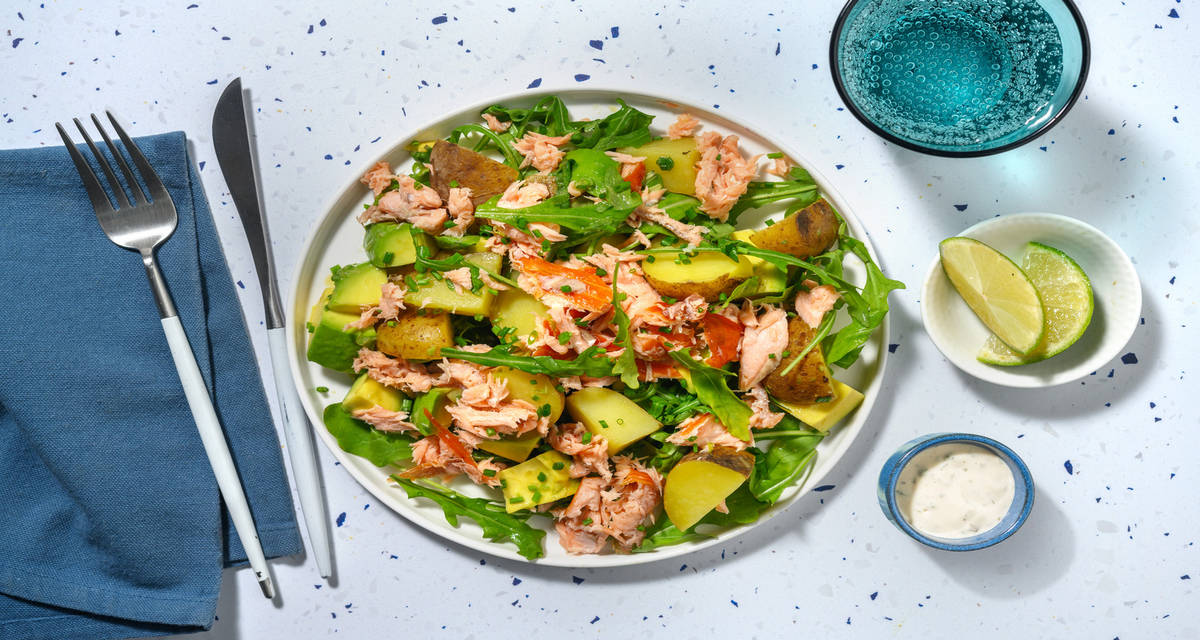 Bowl de saumon fumé, avocat & grenailles avec une sauce ravigote & de la ciboulette