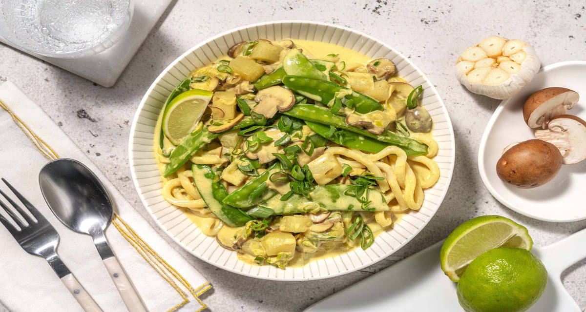 Nouilles aux navets en sauce curry-coco pois mange-tout et champignons blonds