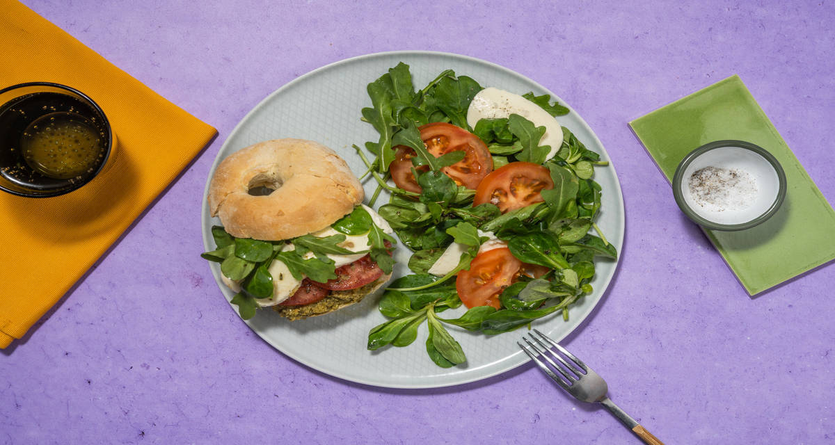 Bagel à l'italienne au pesto & fior di latte garni de tomate & de basilic frais