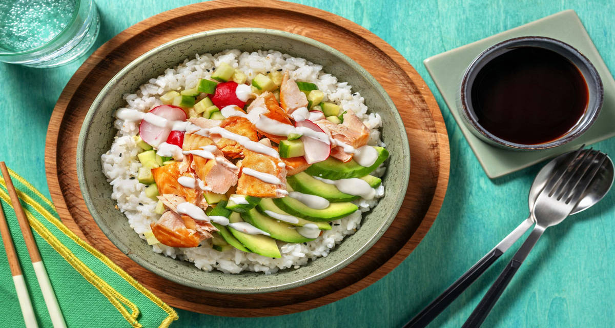 Sushibowl met warmgerookte zalm en avocado met gembermayonaise, radijs en komkommer