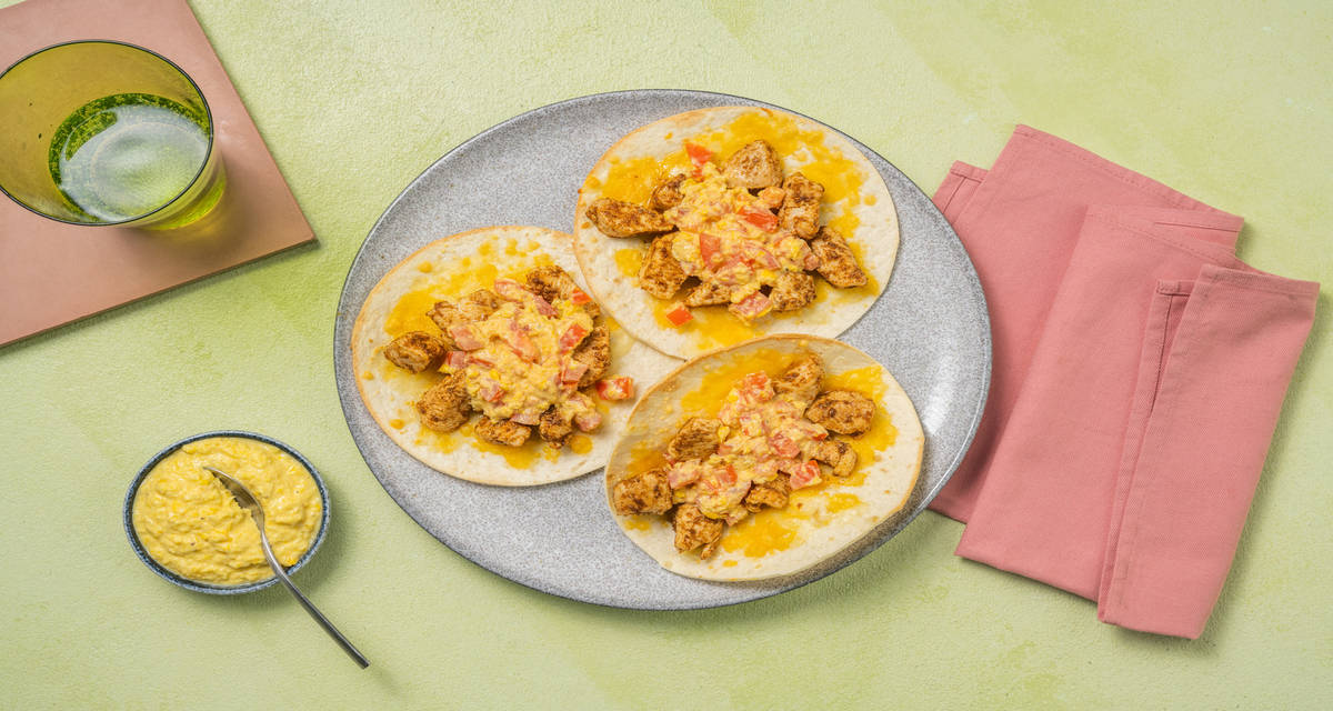 Tacos de pollo con queso fundido con tomate y salsa cremosa de maíz