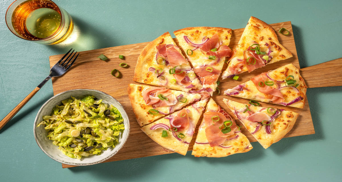 Pizza de jamón serrano con cebolla roja y ensalada aderezada con mostaza y miel