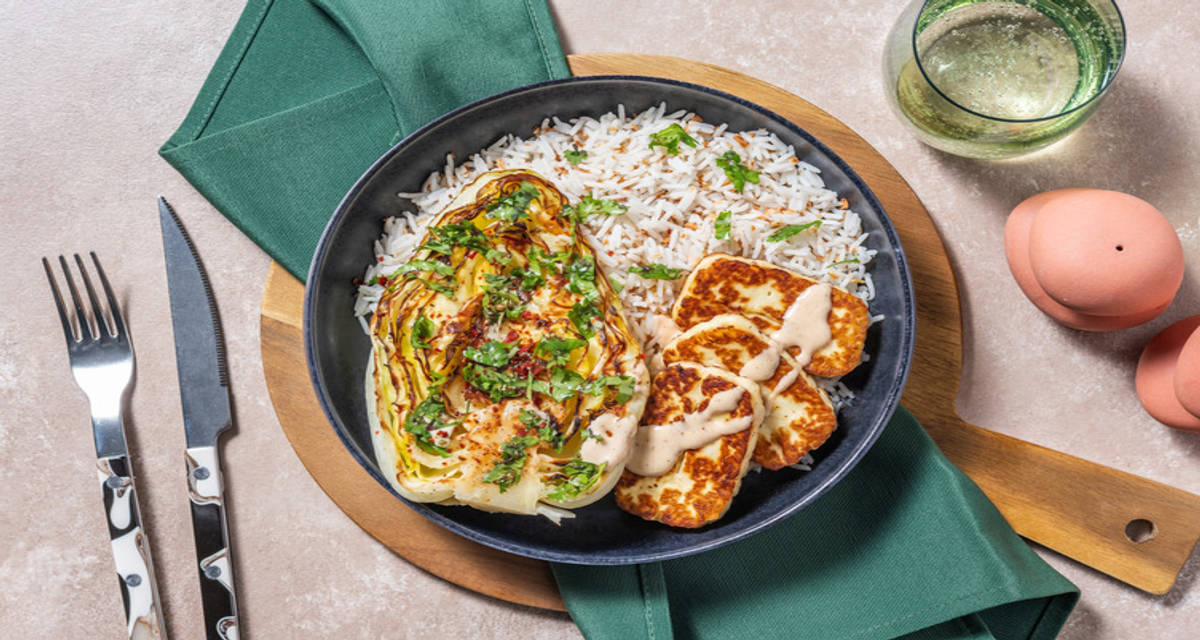 Cajunstegt halloumi med kokosris og stegt spidskål