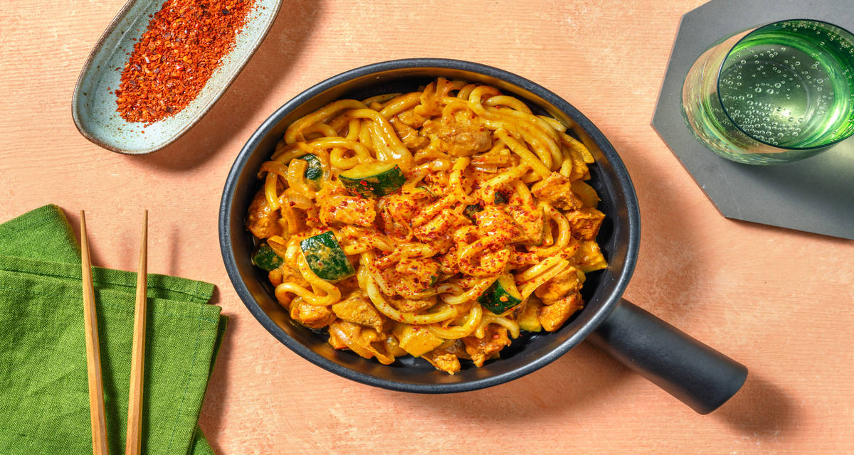Noodles con pollo al curry con verduras salteadas y leche de coco