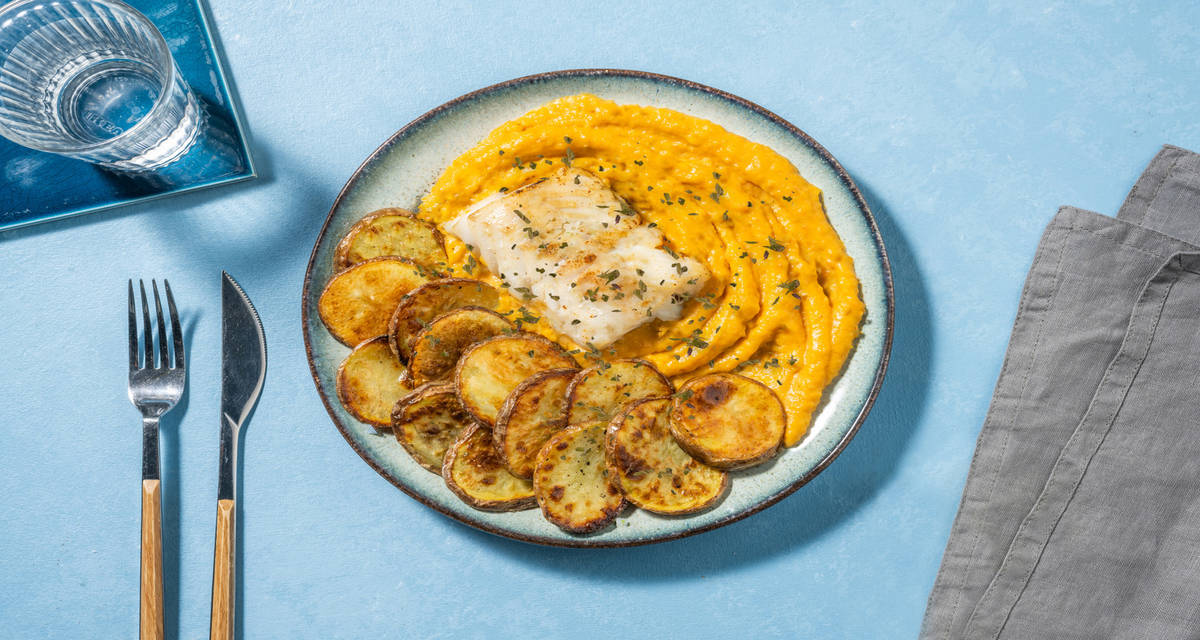 Bacalao al horno con salsa de zanahoria acompañado de patatas panadera y especias mediterráneas