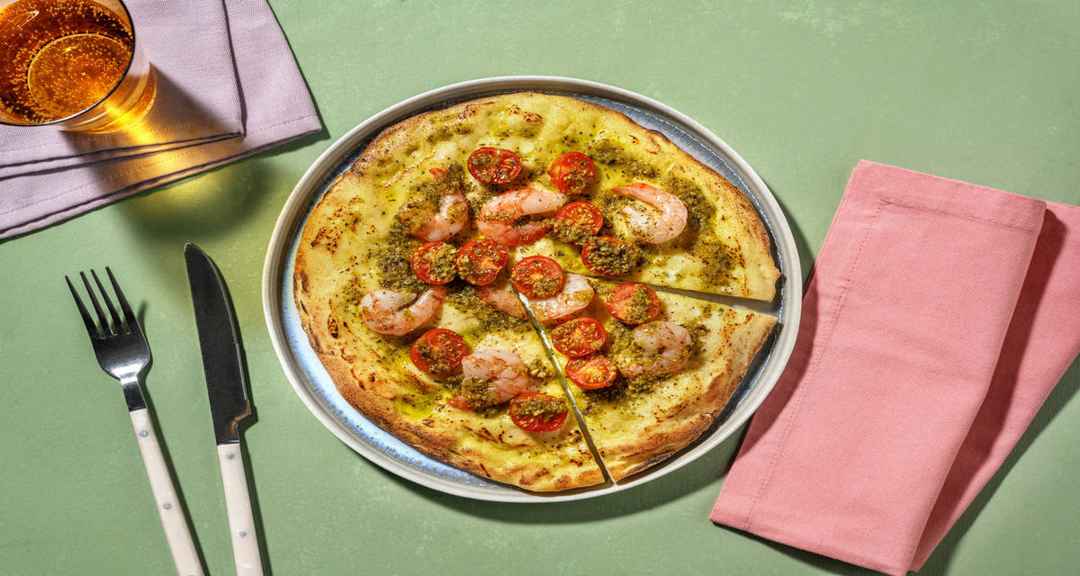 Pizza marinera de langostinos con tomate cherry y pesto de albahaca