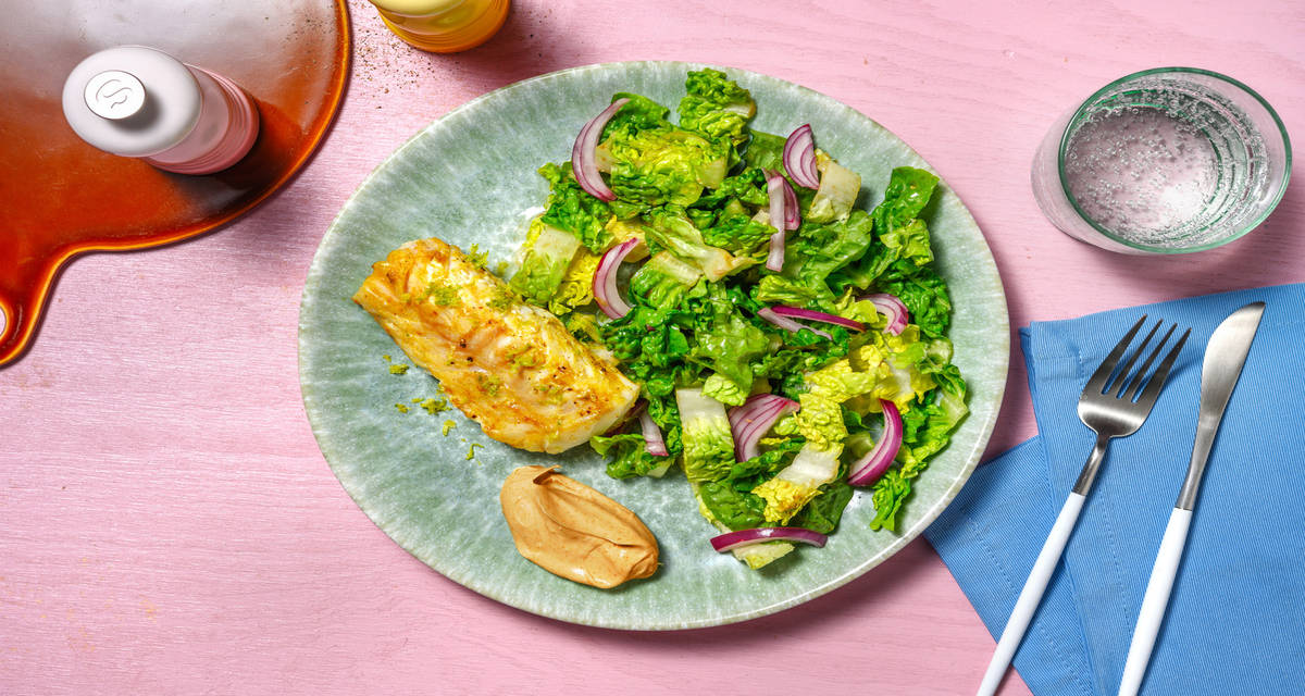 Bacalao al estilo masala con mayonesa de especias indias, cebolla encurtida y ensalada