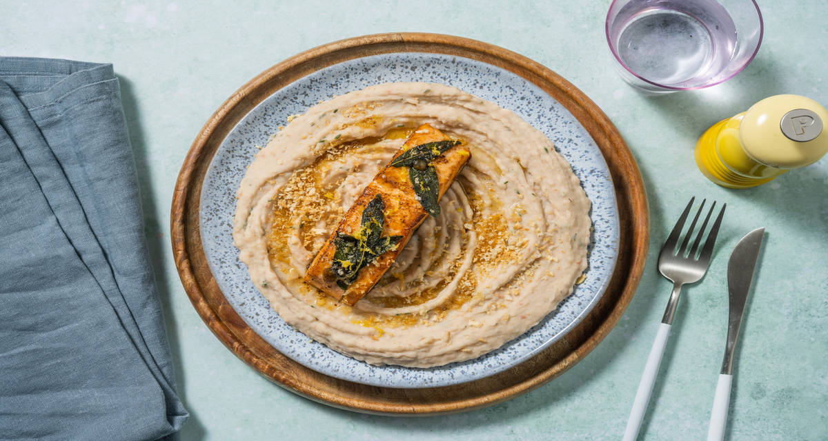 Salmón en salsa de salvia y limón acompañado de crema de judías y panko tostado