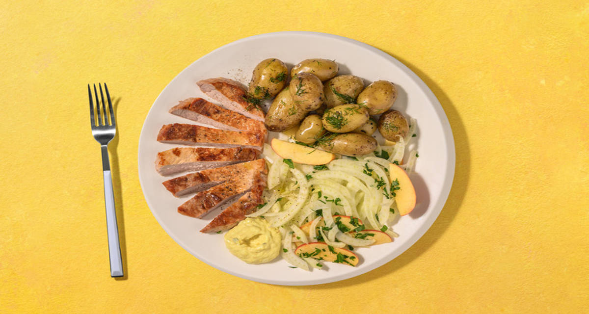 Hurtig skandinavisk inspireret svinekotelet med æble-og fennikel salat og remoulade