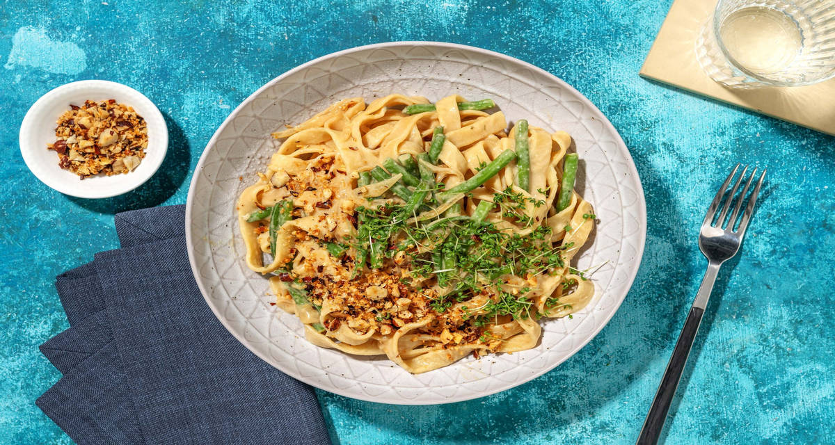 Bandnudeln mit Miso-Zwiebel-Soße & Nuss-Chili-Crunch 