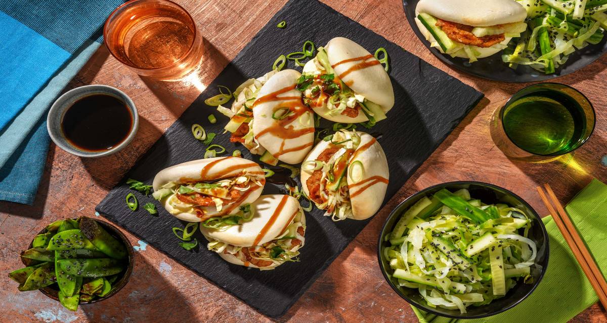 Bao bun met sticky varkenshaas met zoetzuur, sugarsnaps en zoete Aziatische saus